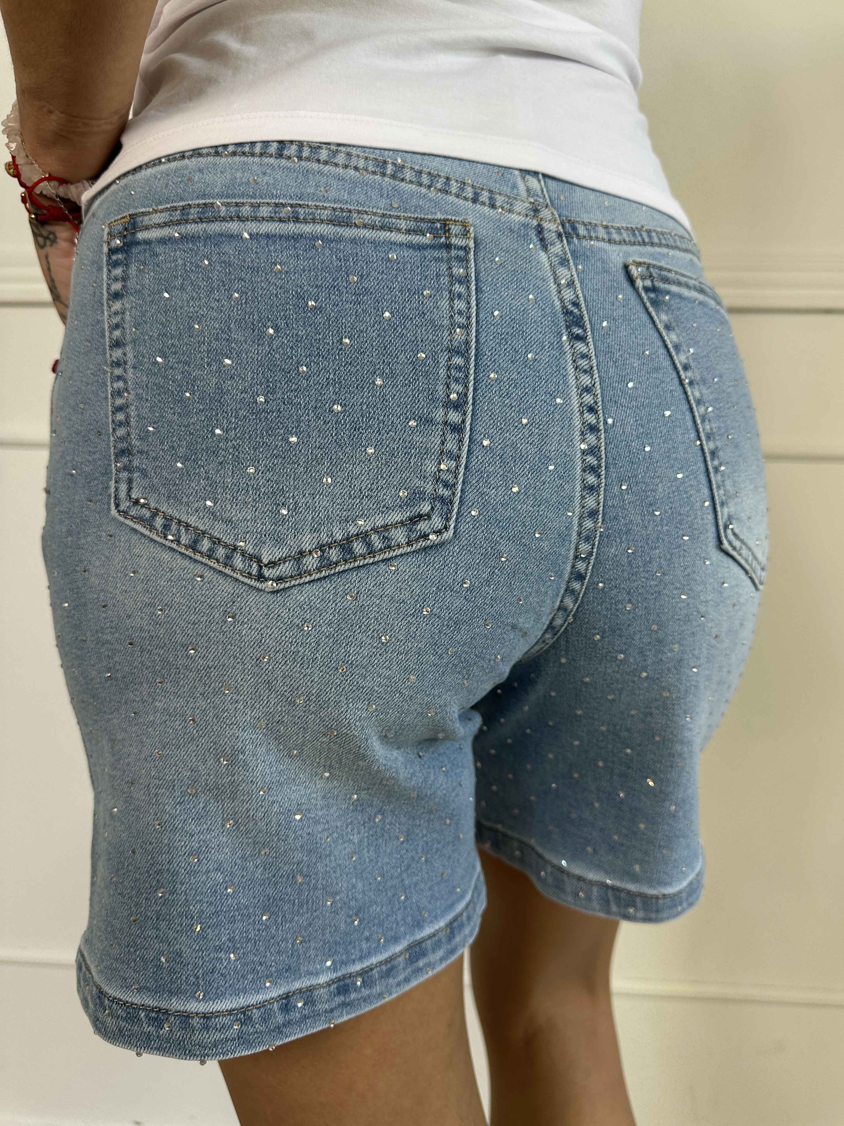 Karla - Denimshorts med utsmyckning av gjutformar